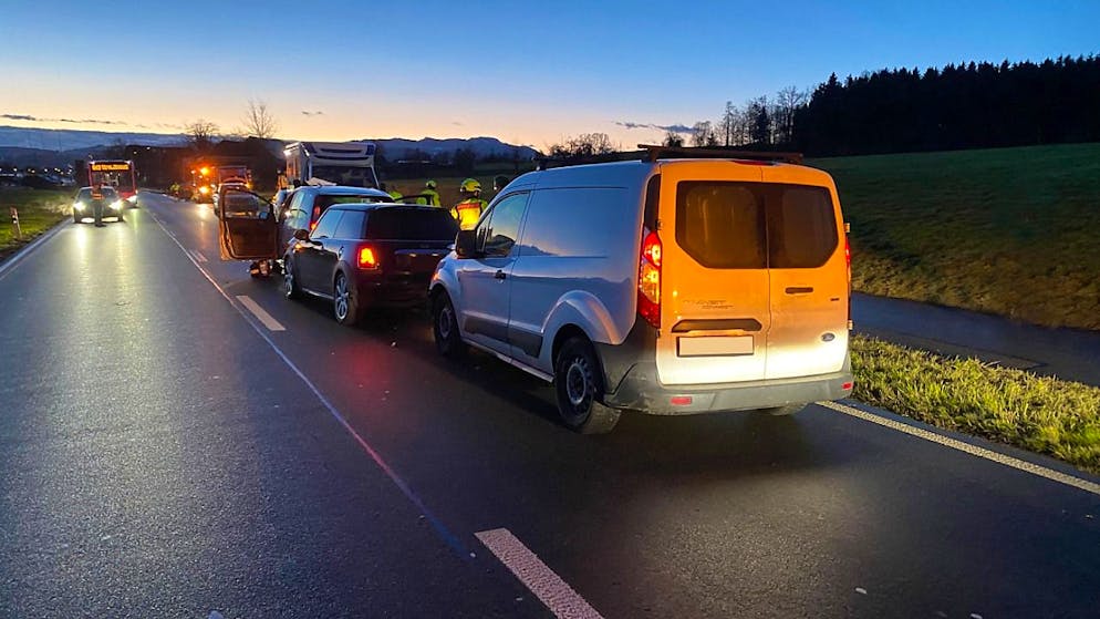 Bei einem Auffahrunfall mit fünf beteiligten Fahrzeugen wurden drei Unfallbeteiligte in Hagendorn verletzt.