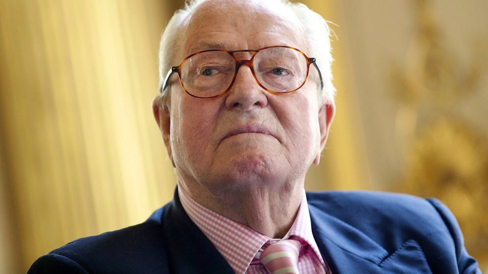 Estrema destra. «Abietto o patriota»: Le Pen, pure da morto, spacca la Francia