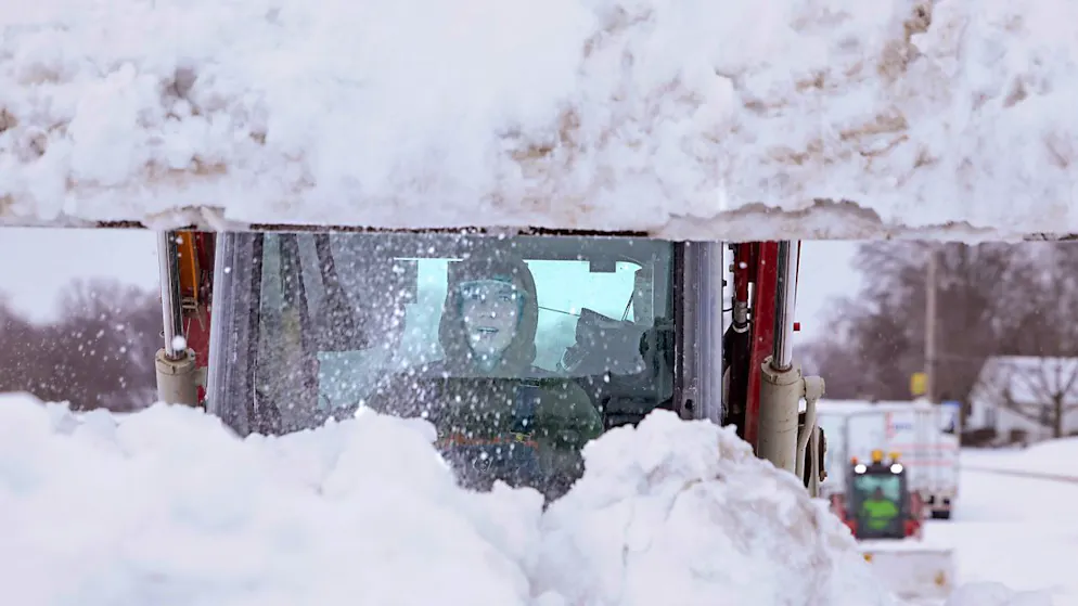 Stando alle previsioni la neve e il nevischio dovrebbero continuare per tutta la giornata in gran parte del nord-est degli USA.