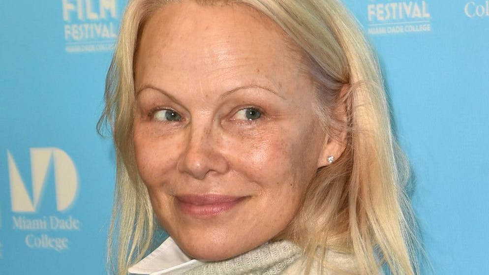 Ecco perché. Pamela Anderson rivela: «Ho rischiato di essere uccisa su un aereo»