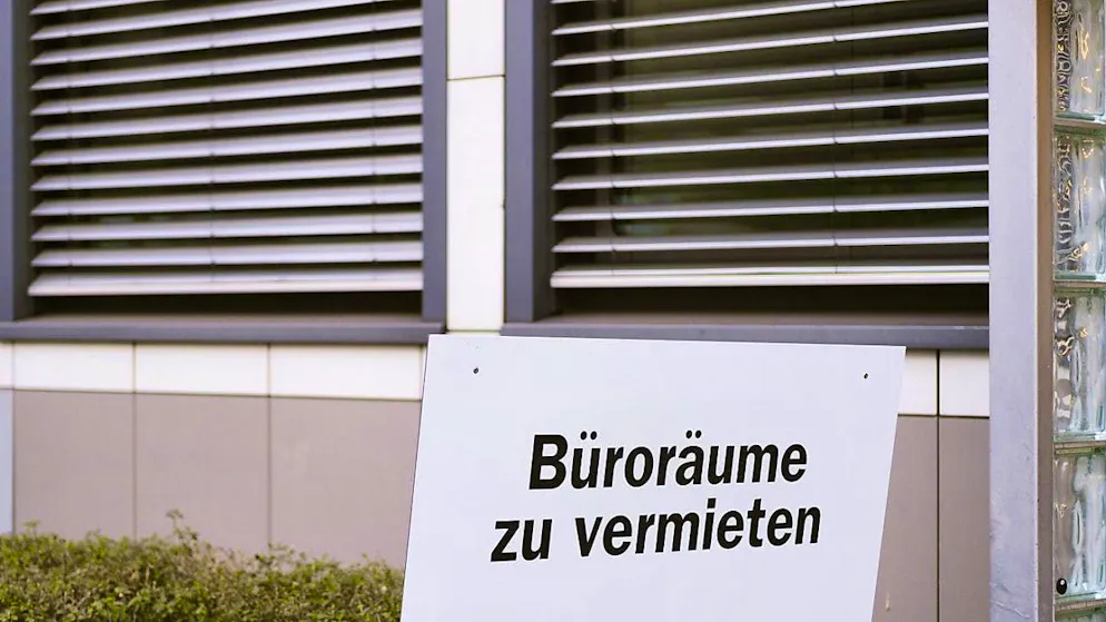 More and more offices are standing empty in Switzerland's major cities. The supply of available office space in Switzerland's five largest office markets - Zurich, Geneva, Bern, Basel and Lausanne - increased by 9 percent in 2024 compared to the previous year. (symbolic image)