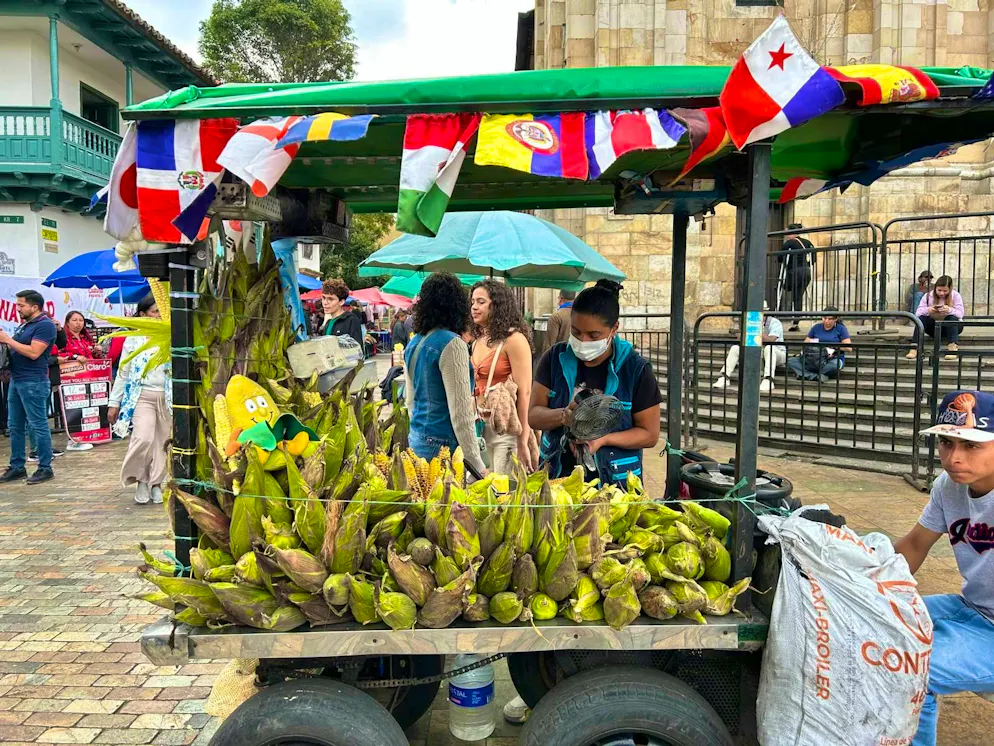 Bogotà. Locals and tourists bustle around here. Colombians are world champions at inventing jobs. If you don't have one, you stand on the street and sell something. Whether it's boiled sweetcorn with warm butter ...