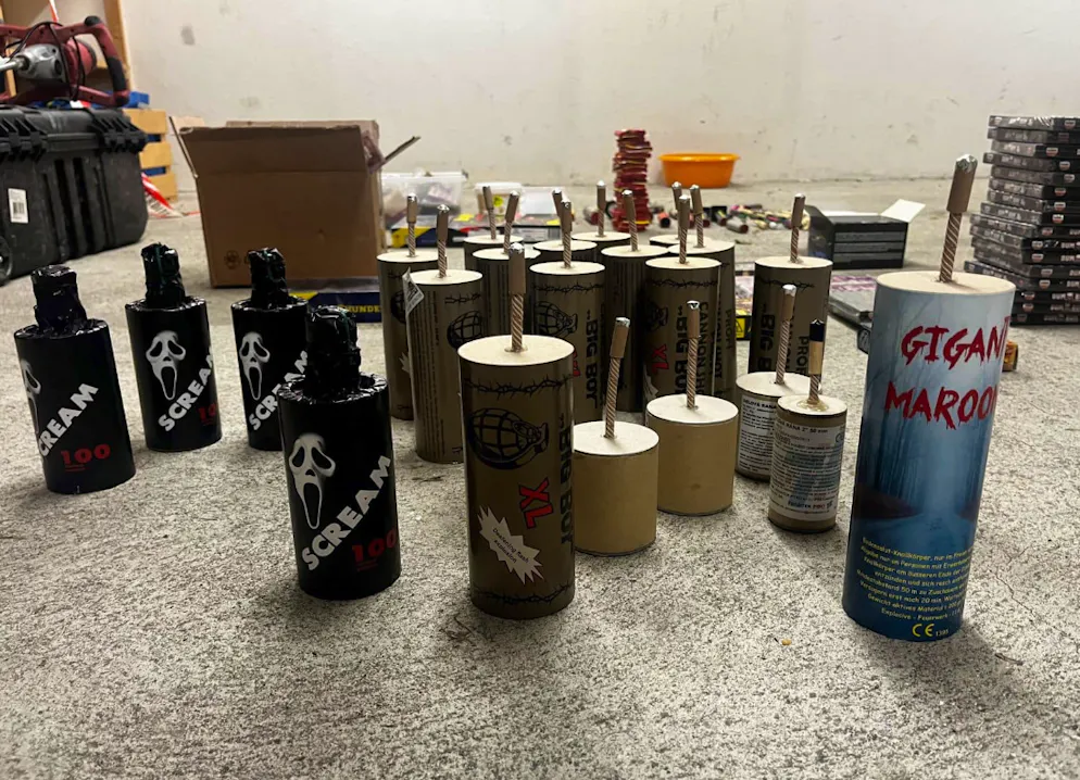 Die Polizei stellte ein umfangreiches Arsenal sicher. 