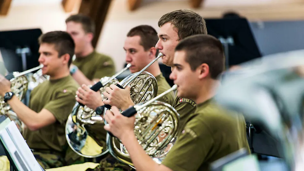 Sie sollen die Ausgangsuniform zu Repräsentationszwecken weiterhin erhalten: die Mitglieder der Schweizer Militärmusik.
