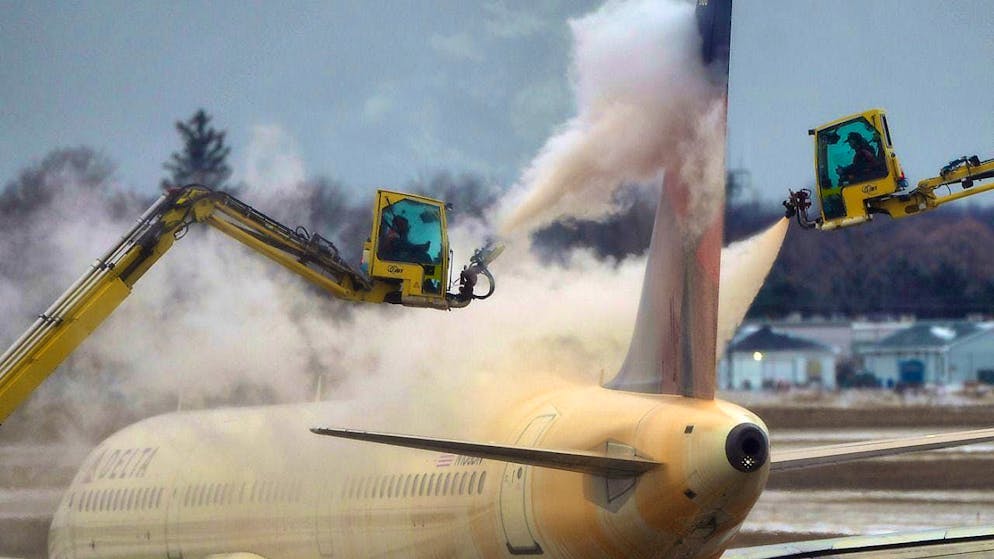 dpatopbilder - A Delta Air Lines plane is de-iced before takeoff at Detroit Metropolitan Wayne County Airport. Photo: Charlie Riedel/AP/dpa