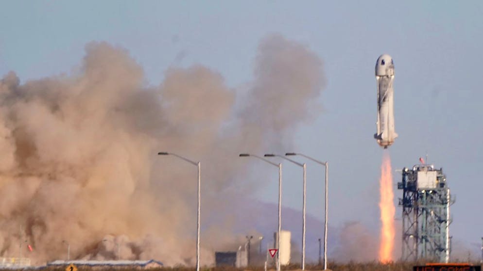 Si le lancement est un succès, Blue Origin signerait son premier vol en orbite. La société emmène déjà depuis plusieurs années des touristes dans l'espace, avec sa fusée New Shepard. (archivs)