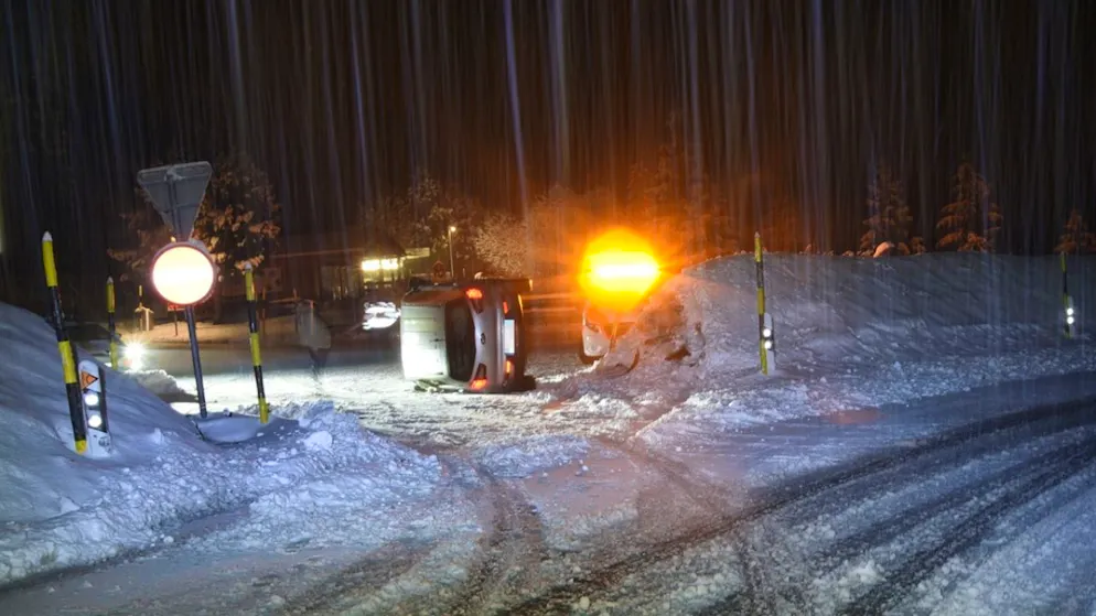 Ein Italiener verunfallte in Pian San Giacomo GR mit Sommerpneus auf verschneiter Strasse.