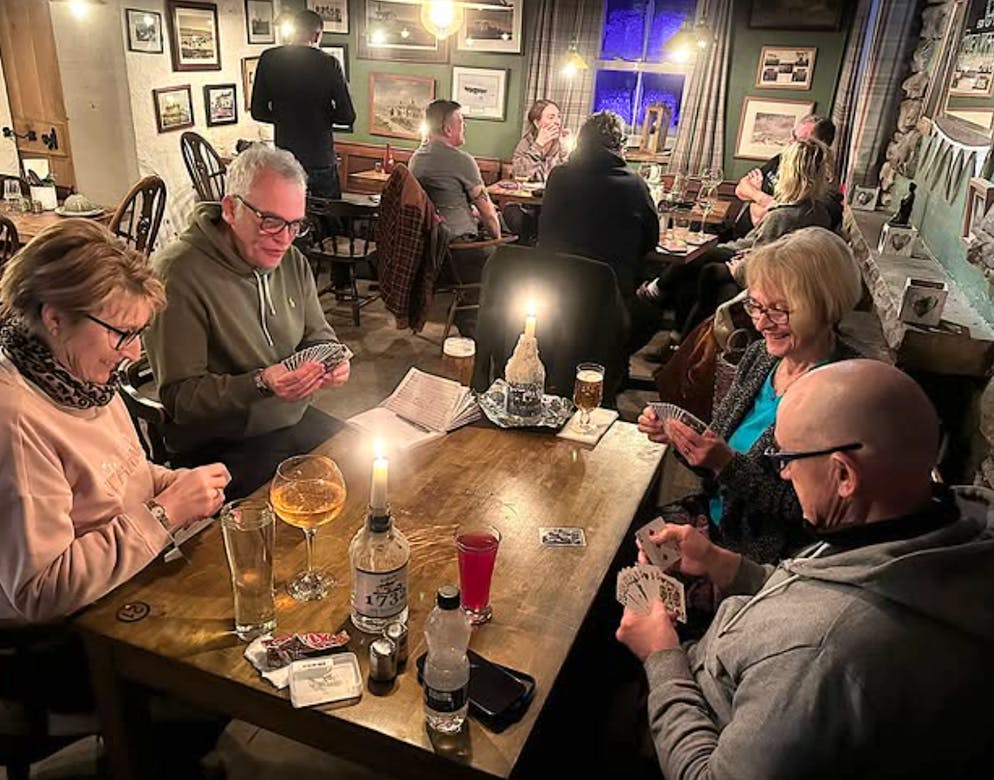 Die eingeschneiten Gäste vertreiben sich die Zeit unter anderem mit Kartenspielen.