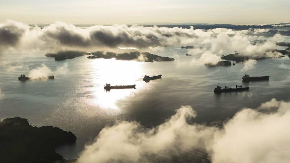 Schiffe stauen sich im künstlichen Gatúnsee bei Colón, um den Panamakanal zu benutzen: Dessen Gebühren sind wegen des von Trump angezweifelten Klimawandels gestiegen. Weil die Seen weniger Wasser führen, können nicht mehr so viele Schiffe abgefertigt werden wie früher.