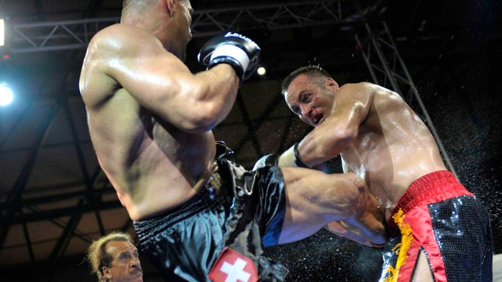Der Franzose Jerome Le Banner (links) kämpfte gegen den Deutschen Stefan Leko um den Iska-Weltmeistertitel im Kickboxen K1 im Superschwergewicht 2011 in Genf. 