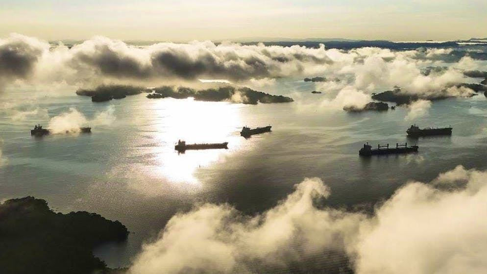 Le navi si incastrano nel lago artificiale Gatún, vicino a Colón, per poter utilizzare il Canale di Panama: le sue tariffe sono aumentate a causa dei cambiamenti climatici, di cui Trump dubita. Poiché i laghi hanno meno acqua, non sono più in grado di gestire un numero di navi pari a quello di un tempo.