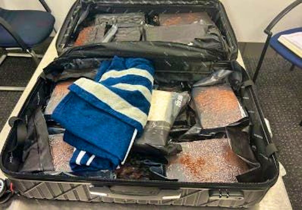 La droga era nascosta nella valigia del giovane.