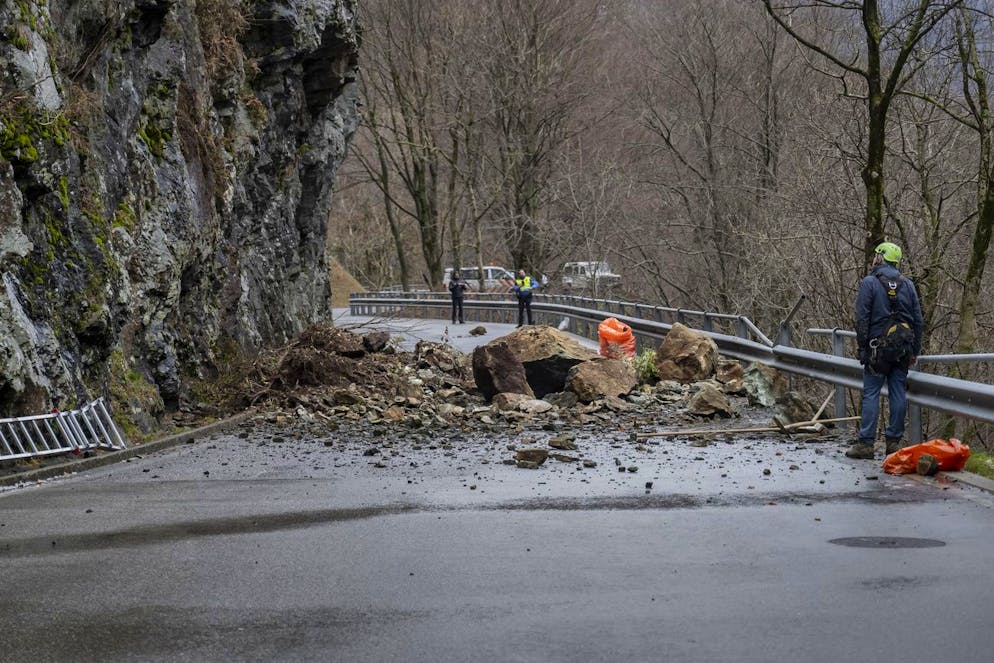 Frana mortale in Val Colla. Un 44enne ha perso la vita. La sua auto è stata colpita da un masso dio grosse dimensioni.