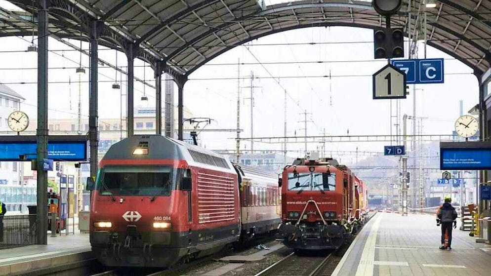 Rail traffic on the Olten to Zurich main station line is interrupted between Olten and Aarau, reports SBB on Wednesday morning.