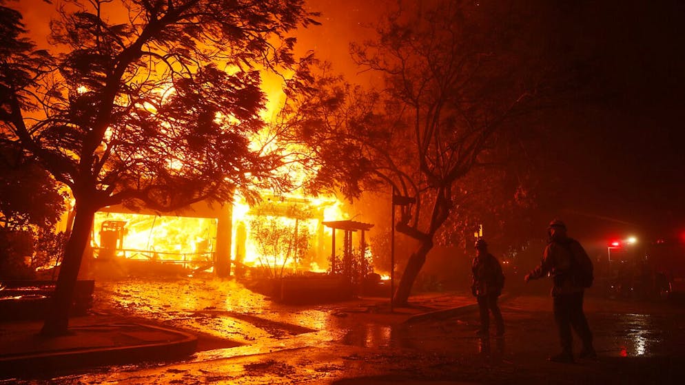 Inferno di fuoco a Los Angeles, migliaia di persona in fuga. Le fiamme stanno divorando case e ville a Pacific Palisades, un'area molto ricca in riva all'oceano nell'ovest di Los Angeles.