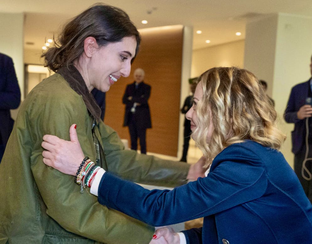 L'Iran libera Cecilia Sala, finisce l'incubo per la reporter italiana. Cecilia Sala viene accolta dal premier italiano Giorgia Meloni mentre atterra all'aeroporto di Roma Ciampino dopo essere stata rilasciata dal carcere iraniano.