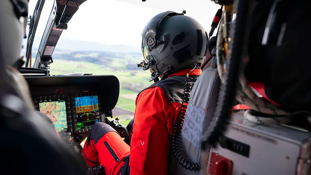 Der lebensbedrohlich verletzte junge Mann ist von einem Rettungshelikopter ins Spital gebracht worden. (Symbolbild)