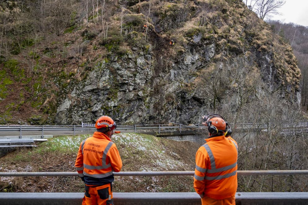 Frana mortale in Val Colla. La situazione è, per ora, costantemente monitorata. La strada è ancora chiusa.