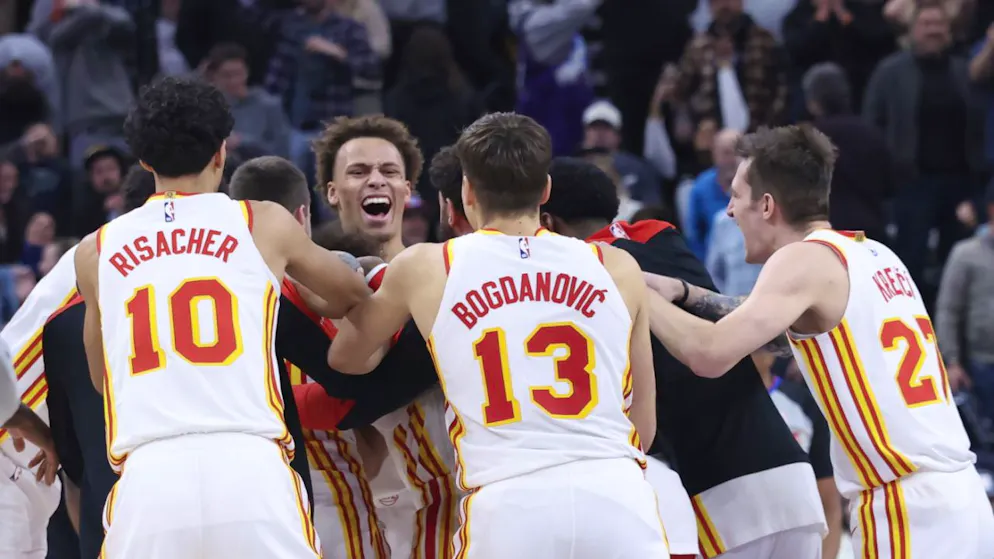 Trae Young von den Atlanta Hawks wird nach seinem "Buzzer Beater" gefeiert