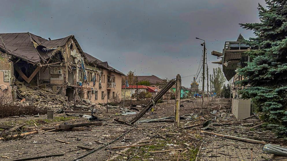 ARCHIVE - A central street is covered with debris from destroyed residential buildings after a Russian bombardment. Photo: Anton Shtuka/AP/dpa