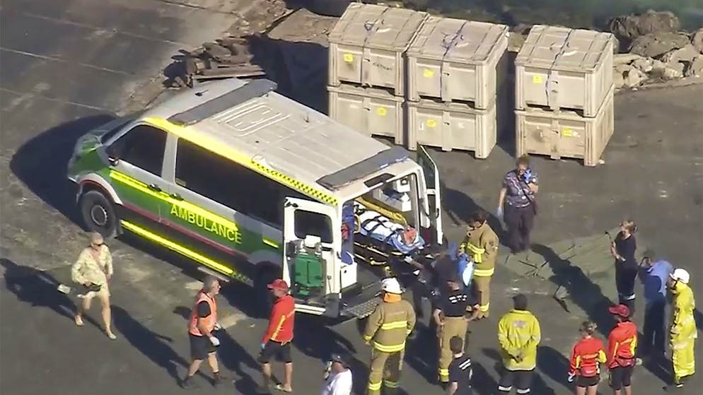 Schweizerin stirbt bei Absturz eines Wasserflugzeugs in Australien - Gallery. Rettungskräfte bemühen sich um die teils schwer verletzten Überlebenden des Flugzeugabsturzes vor Rottnest Island in Westaustralien.