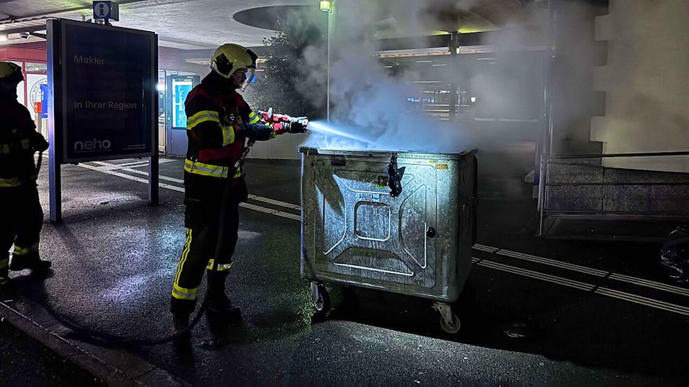 Ein 39-jähriger Mann soll in Rotkreuz und Cham mehrere Abfallcontainer in Brand gesteckt haben.