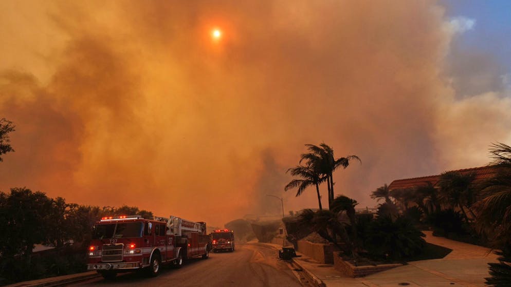 Feuerinferno bei Los Angeles schlägt Tausende in die Flucht - Gallery. Heftige Winde treiben das Feuer in Südkalifornien schnell voran. 