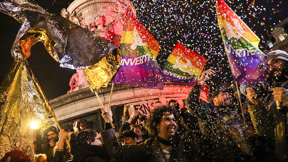 Centinaia di persone si sono riunite ieri in serata in Place de la République a Parigi.