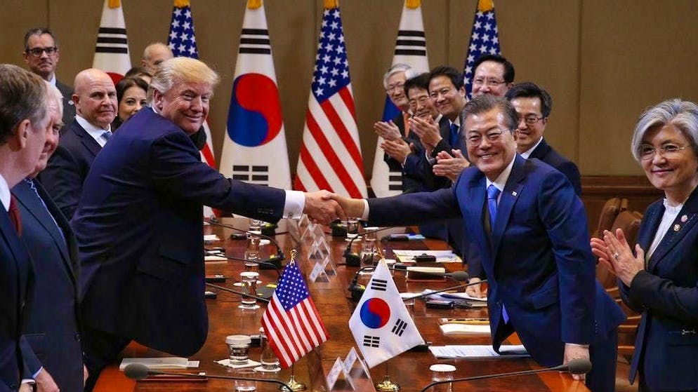 Donald Trump stringe la mano al presidente sudcoreano Moon Jae-in a Seul il 7 novembre 2017.