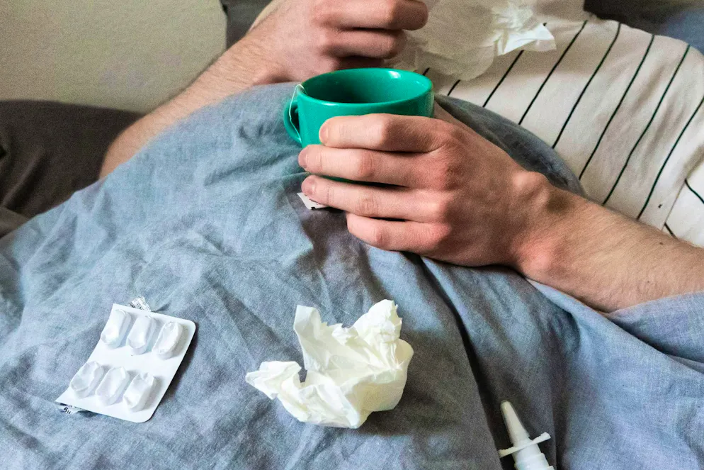 The Swiss population is affected by the flu epidemic. More and more people are sick in bed.