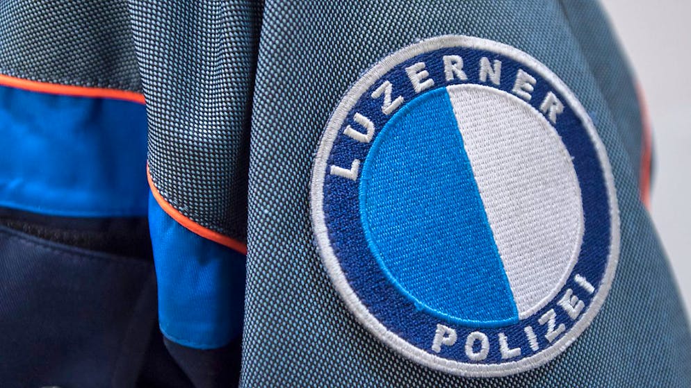 Die Luzerner Polizei rückte am Dienstagabend zu zwei Unfällen in Emmen und Kriens aus. (Archivbild)