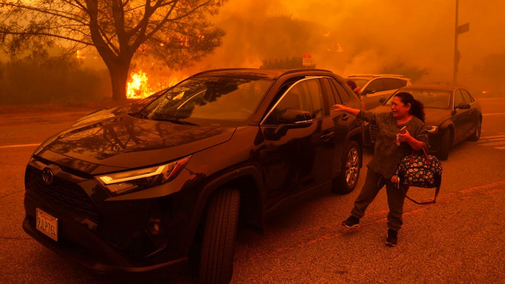 Flames destroy villas of the stars. Third fire breaks out in Los Angeles - More than 52,000 evacuations