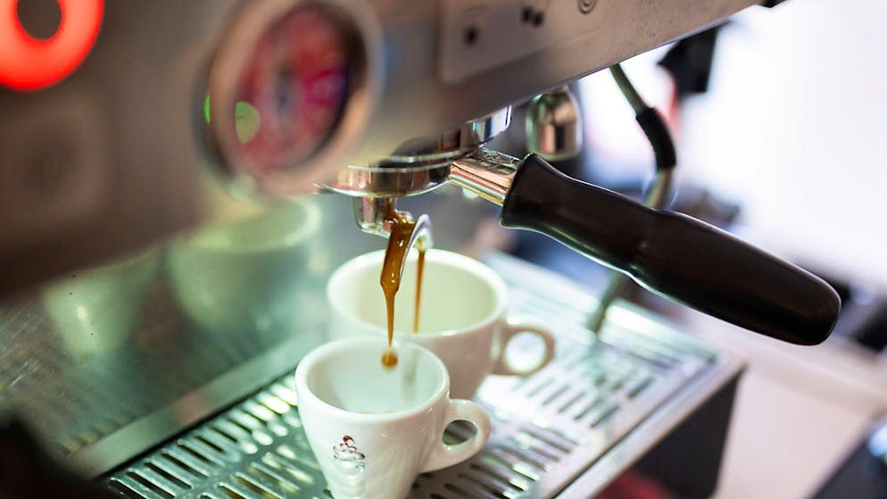 Der morgendliche Kaffee ist einer Studie zufolge gut fürs Herz. (Archivbild)