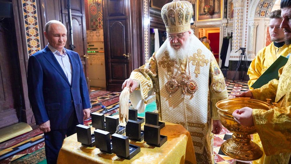 Conflitti. Kiev e Mosca raggiungono un accordo per lo scambio di prigionieri. Putin si mostra alla messa per il Natale ortodosso