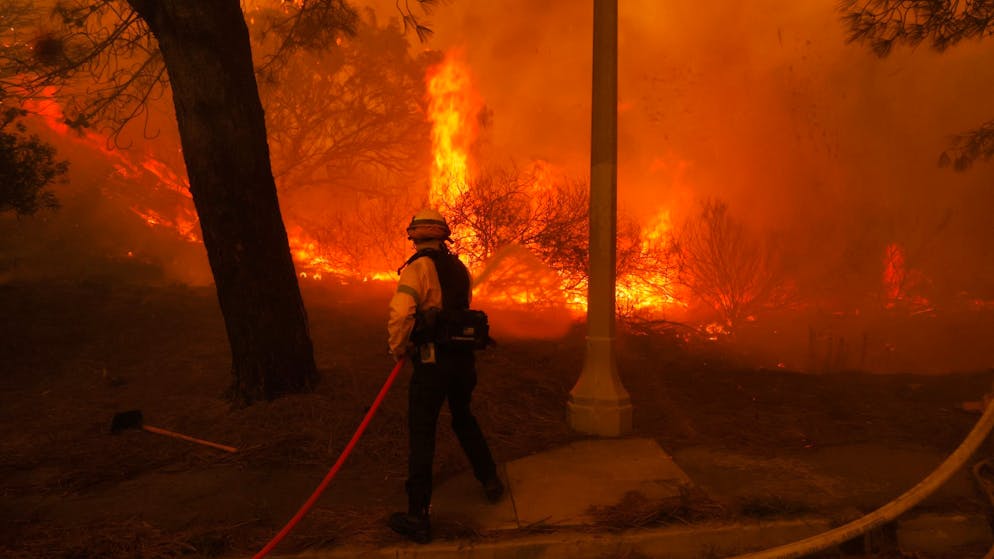 Feuerinferno bei Los Angeles schlägt Tausende in die Flucht - Gallery. Die Feuerwehr kämpft gegen die Flammen in Pacific Palisades.