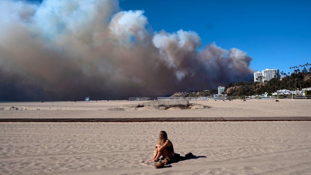 Feuerinferno bei Los Angeles schlägt Tausende in die Flucht - Gallery. Heftige Winde verstärken die Feuergefahr in Südkalifornien. 