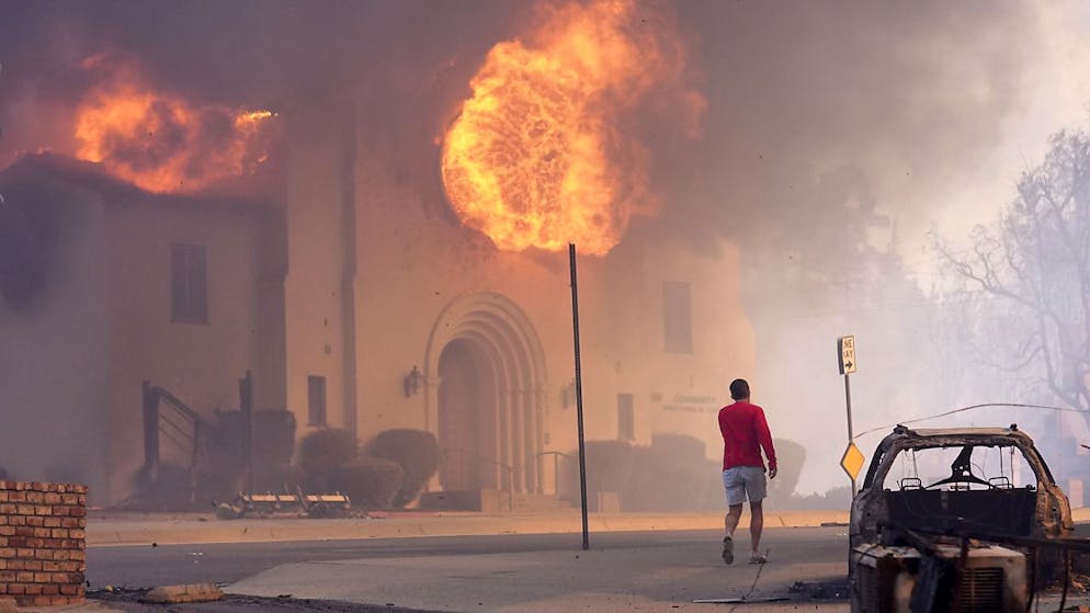 Inferno di fuoco a Los Angeles, migliaia di persona in fuga. Circa 80'000 persone hanno dovuto lasciare le proprie case e oltre 50'000 devono essere pronte a farlo nel caso la situazione peggiori.