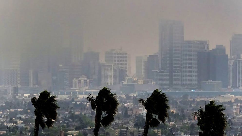 Stando al servizio meteorologico nazionale i forti venti che si abbattono su Los Angeles non cesseranno nelle prossime ore.