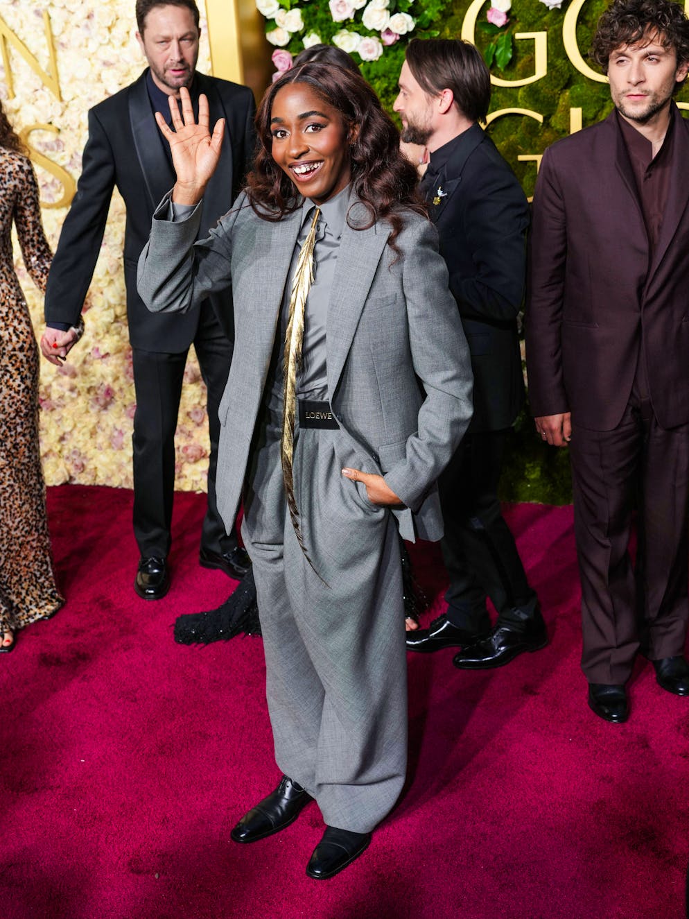 Trente-cinq ans après Julia Roberts, Ayo Edebiri arbore costume et cravate – un look signé Loewe aux Golden Globes 2025 et rend hommage à la star de «Pretty Woman».