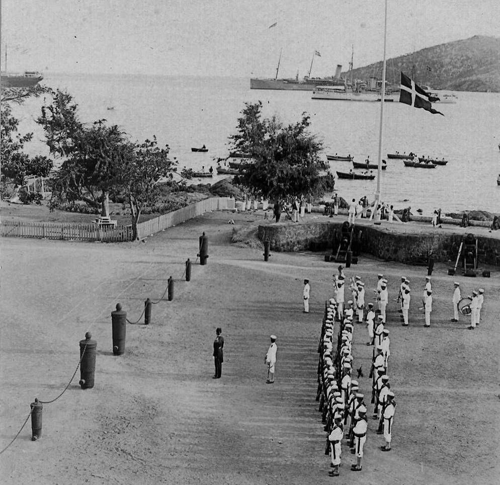 Vor dem Haus des Gouverneurs wird am 31. März nach 251 Jahren dänischer Herrschaft der Dannebrog auf Saint Croix zum letzten Mal eingeholt.