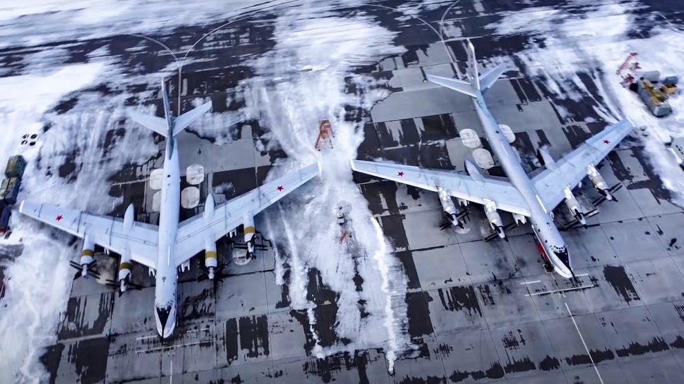 Guerra in Ucraina. Kiev: «Colpito un deposito di carburanti per il rifornimento dei bombardieri di Putin»