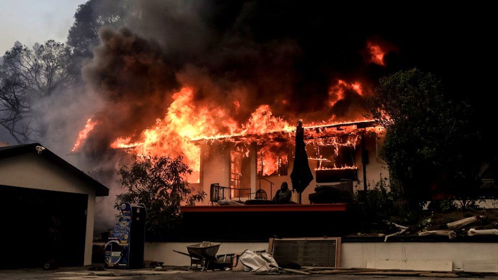 Scene apocalittiche. Inferno di fuoco a Los Angeles, migliaia di persona in fuga, tra cui numerosi VIP