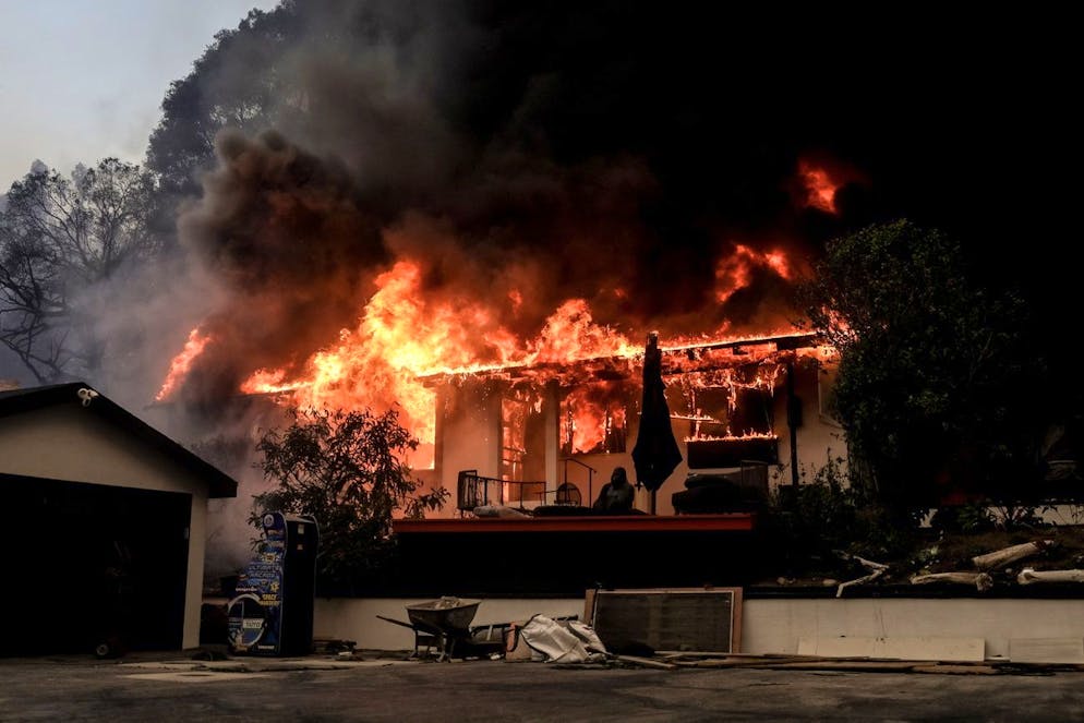 Inferno di fuoco a Los Angeles, migliaia di persona in fuga. Una casa è avvolta dalle fiamme a seguito dell'incendio di Palisades a Malibu, California