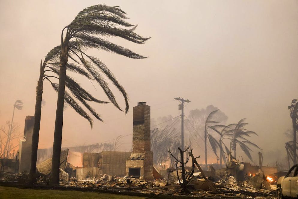 Inferno di fuoco a Los Angeles, migliaia di persona in fuga. I resti di una casa rasa al suolo a seguito dell'incendio di Palisades a Pacific Palisades, California