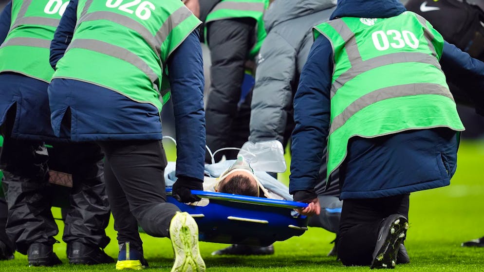 Rodrigo Bentancur wird vom Spielfeld getragen.