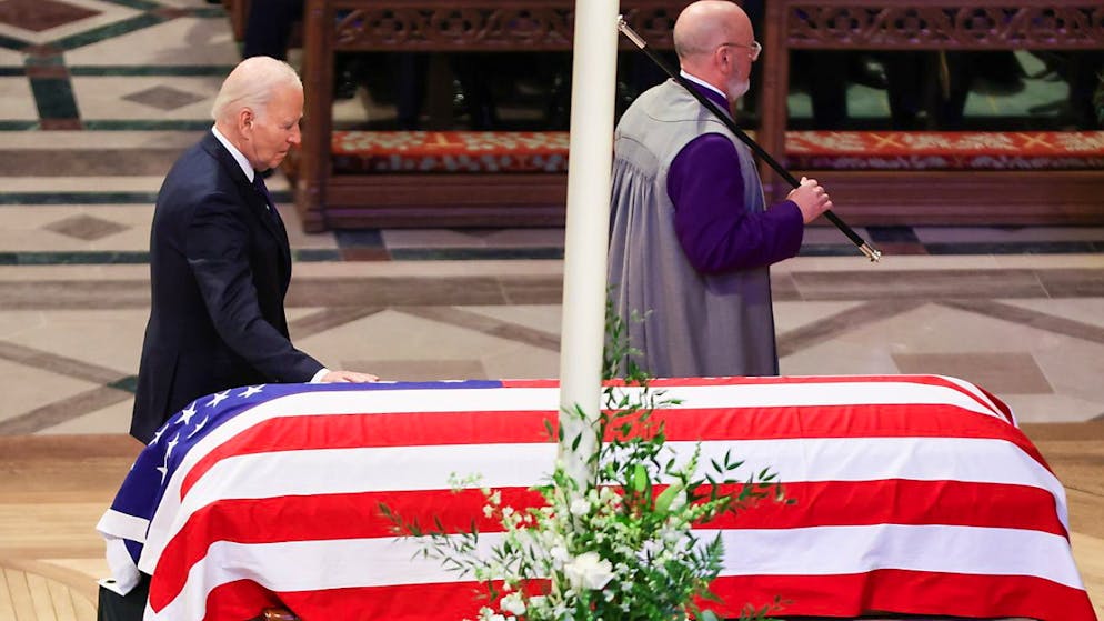 Joe Biden a prononcé un éloge funèbre dans lequel il était difficile de ne pas lire une mise en garde avant le retour au pouvoir de son grand rival Donald Trump.