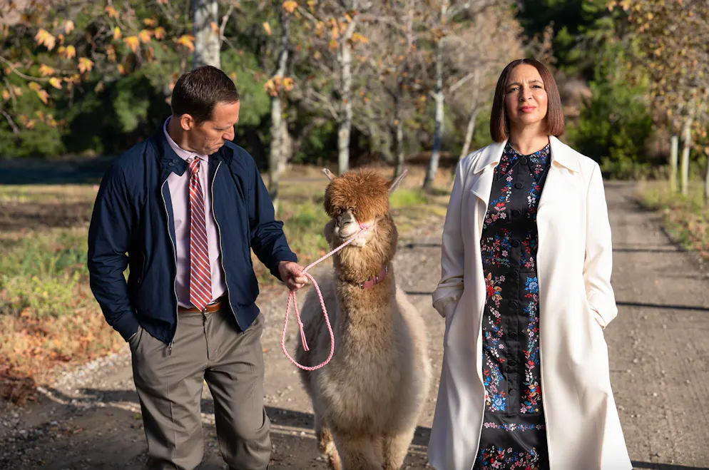 Luftnotstand und Drehverbote: Die Brände zwingen Hollywood in die Knie. Auch «Loot» mit Nat Faxon und Maya Rudolph muss pausieren – da kann sich auch das Alpaca ausruhen.
