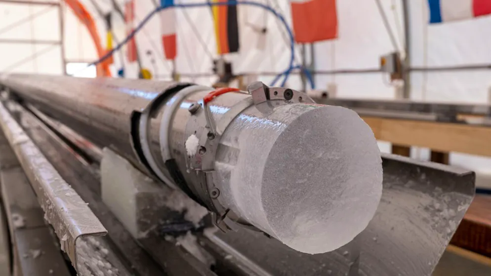 Der neue Eiskern wurde aus einer Tiefe von bis zu 2800 Metern geborgen.