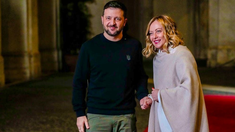 Ukrainian President Volodymyr Zelensky (l) is received by Italian Prime Minister Giorgia Meloni at the Chigi Palace. Photo: Gregorio Borgia/AP/dpa