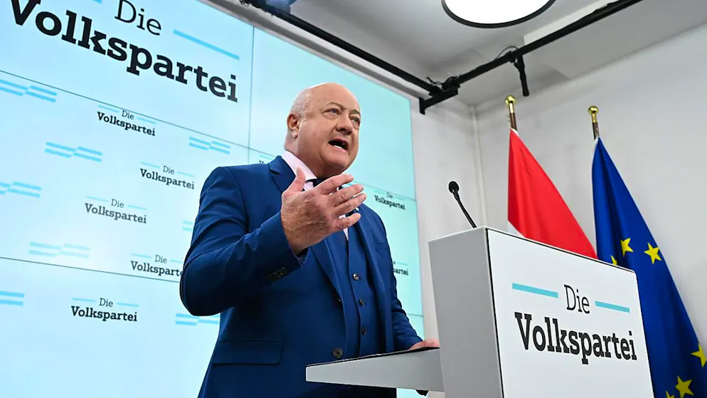 Der geschäftsführende ÖVP-Obmann Christian Stocker gibt ein Pressestatement zu den Koalitionsgesprächen in Wien. Foto: Helmut Fohringer/APA/dpa
